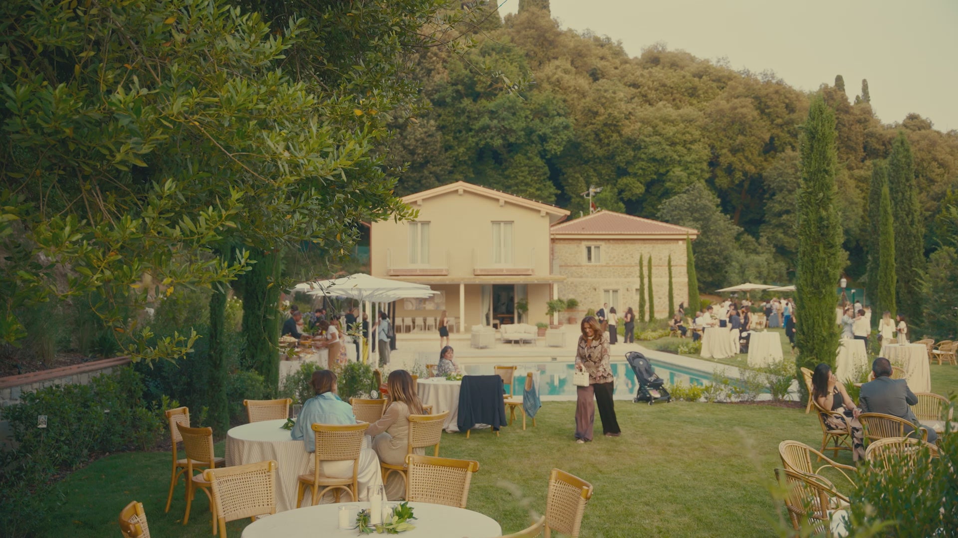 Carica il video: 